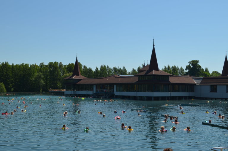Хевиз. Главный корпус озера